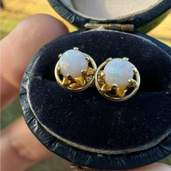 Vintage solid 14k yellow gold genuine opal stud earrings - Picture 11 of 14